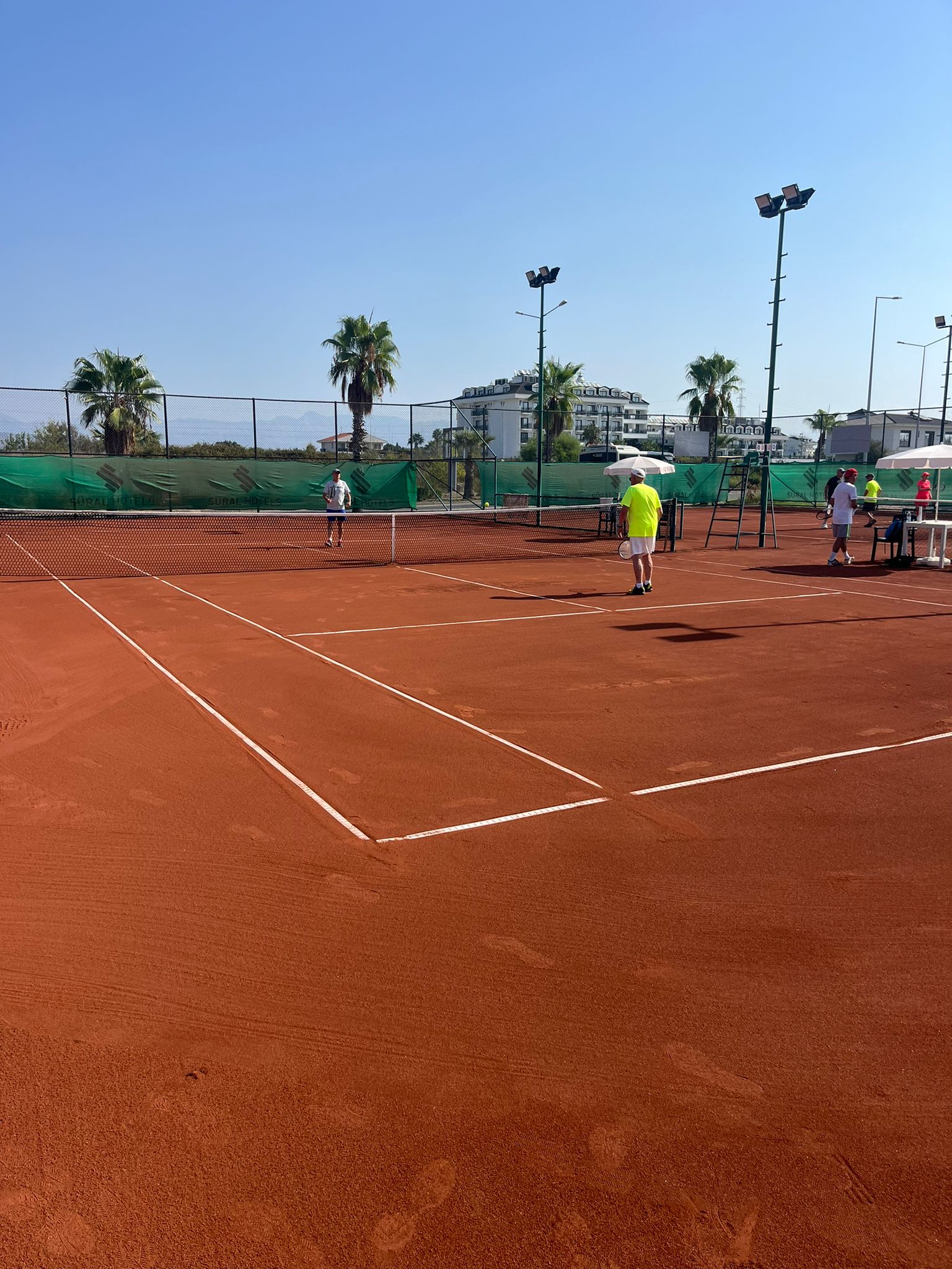 Vue d'ensemble du court de tennis